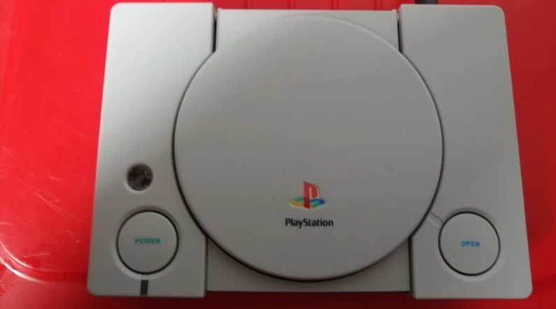 PlayStation 1 : Un réveil iconique et une enceinte Bluetooth sexy